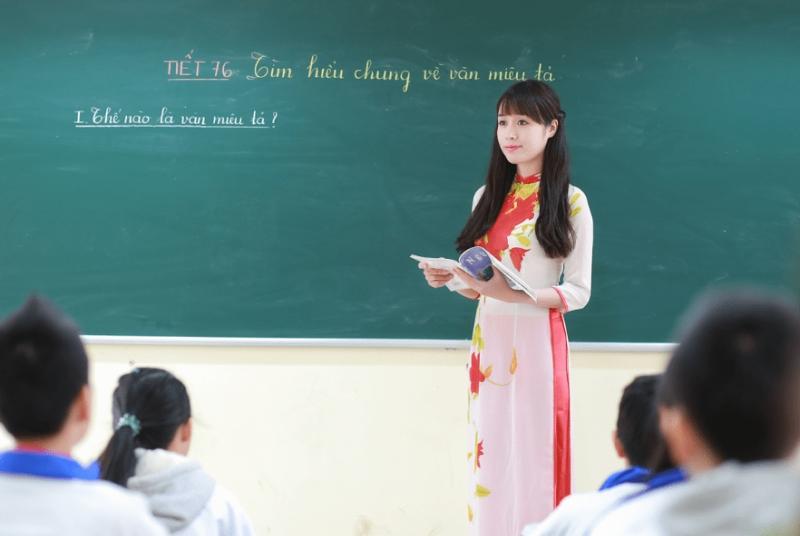 Tất cả bài giảng đều được viết lên bảng để chúng em tiện theo dõi và ghi bài vào vở thẳng, đều đẹp