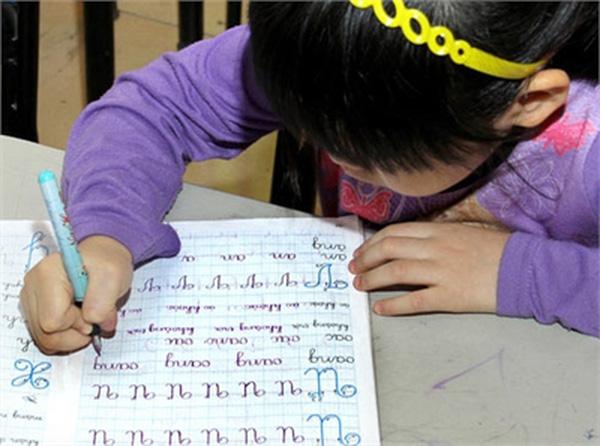 Mở nắp ra, chiếc ngòi sáng bóng ánh vàng hình nửa lá tre, ẩn dưới nó là thanh nhựa đen để dẫn mực.