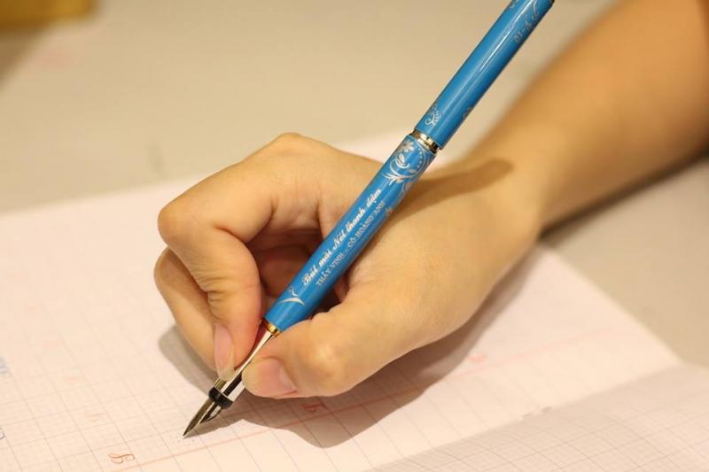 Có thể nói rằng, từ khi có chiếc bút, chữ viết của em dường như đẹp hơn, mềm mại, duyên dáng hơn.