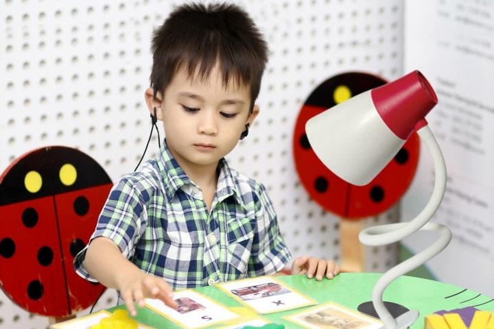 Mỗi khi em cần, đèn luôn chiếu sáng giúp em đọc sách, viết bài