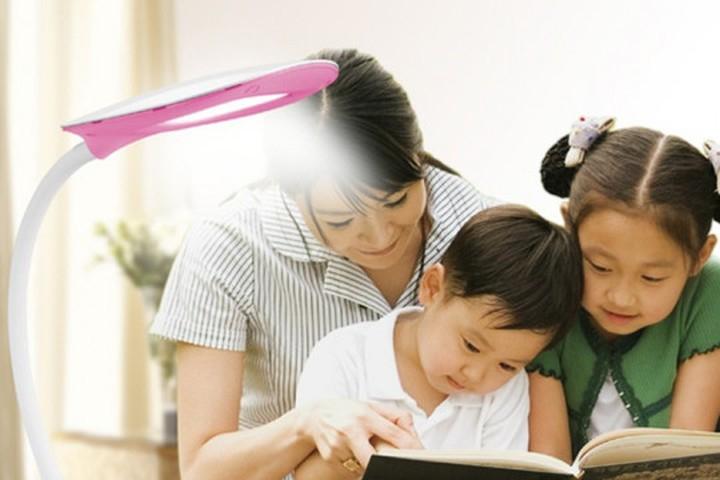 Tuổi thơ của em đã gắn liền vói những cuốn sách và ánh đèn