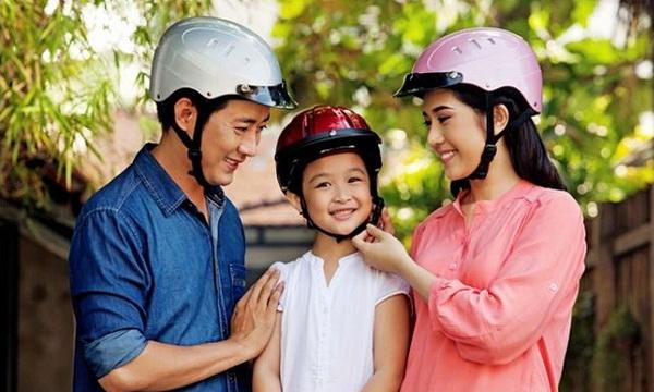 Từ khi lên lớp 1, bố đã mua cho em một cái mũ bảo hiểm màu hồng có hình chú mèo Kitty nhìn thật là dễ thương.