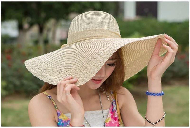Hai bên thành mũ được thêu bằng chùm hoa cúc nở xòe vàng tươi.