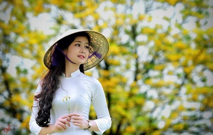 Chiếc nón của em xinh xinh màu trắng ngà láng bóng.