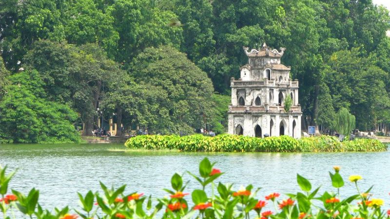 Bình minh bên Hồ Gươm