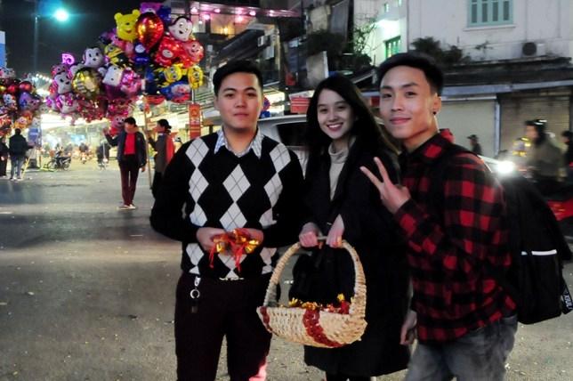 Những bạn trẻ lặng lẽ kiếm thêm trong giao thừa