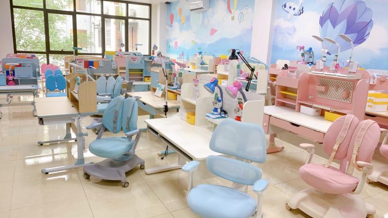 Bàn ghế chống gù cận Hải Anh