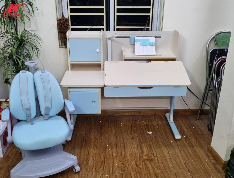 Bàn ghế chống gù cận Hải Anh