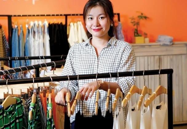 Bán hàng tại các shop quần áo
