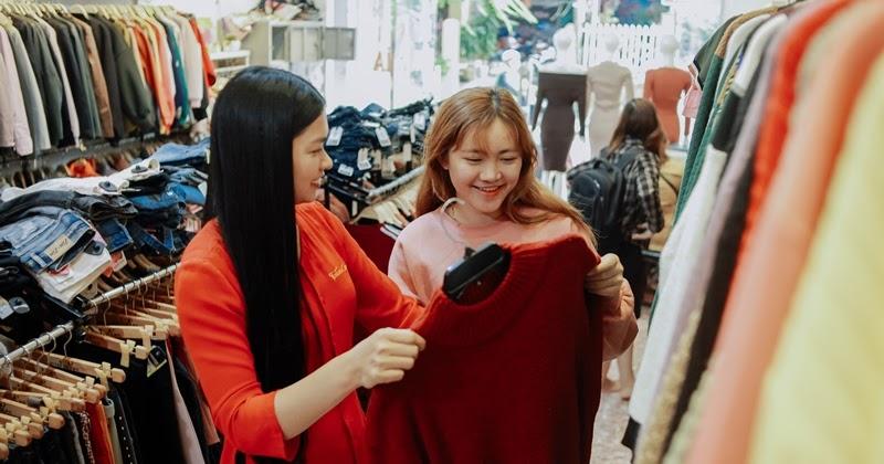 Bán hàng tại các shop quần áo