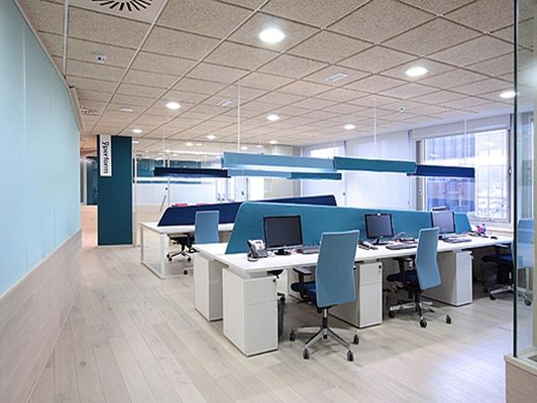 Bàn làm việc hướng ra cửa nhưng không đối diện cửa ra vào