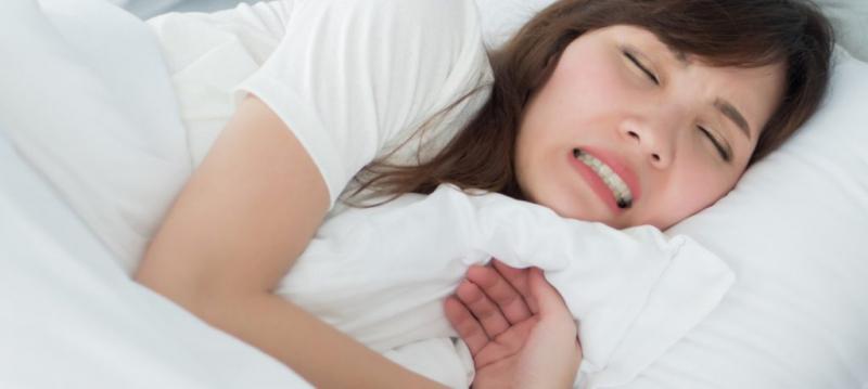 Không xỉa răng, hay dùng tay lấy thức ăn mắc trong răng trước mặt người khác