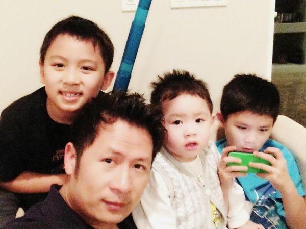 Bằng Kiều chụp tự sướng cùng ba cậu con trai lớn