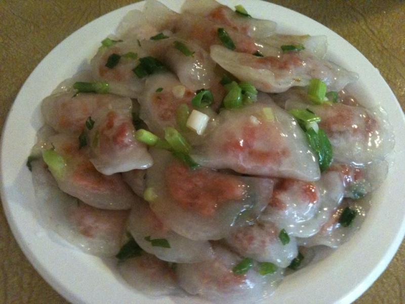 Vị bánh bèo ngọt trộn lẫn với vị bùi của tôm thịt, xen chút cay cay nồng nồng.