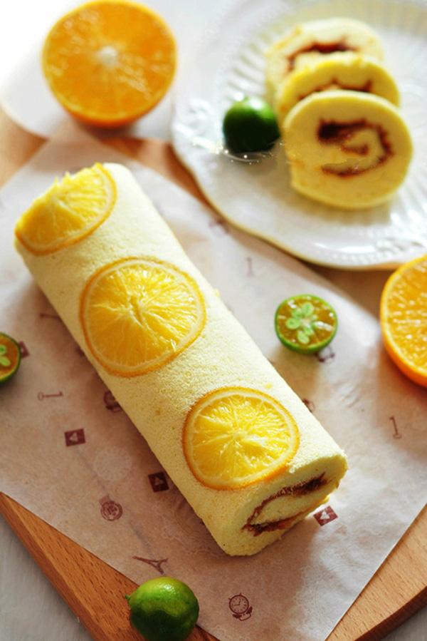Bánh bông lan cuộn cam tươi