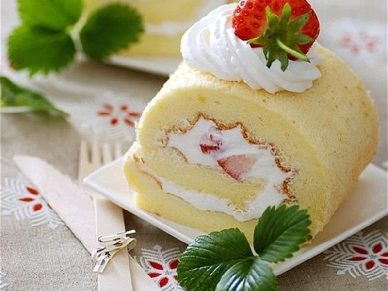 Bánh bông lan cuộn dâu tây