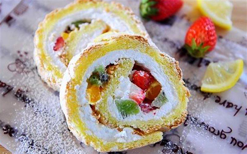 Bánh bông lan cuộn hoa quả tươi