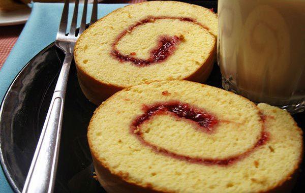 Bánh bông lan cuộn mứt thơm