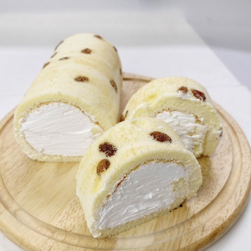 Bánh bông lan cuộn nho khô