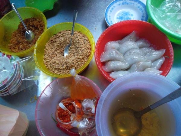 Bánh bột lọc chấm cùng nước mắm chua ngọt, rắc thêm lạc rang giã nhỏ lên trên.