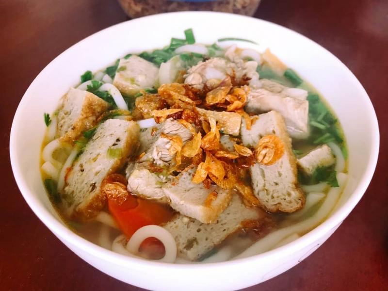 Bánh canh cứu đói đêm khuya tại Nha Trang