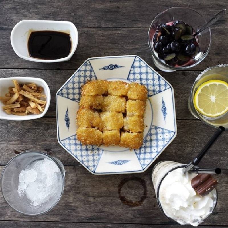 Bánh chưng trong quán cafe Cosa Nostra