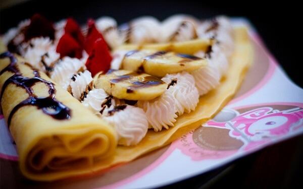 Nhân bánh crêpe thì dùng jambon, thịt gà, phô mai