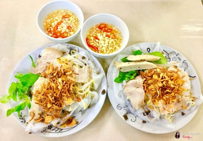 Bánh cuốn Thanh Hóa có vị mềm, dai của bột và thơm của thịt, mộc nhĩ cùng với hành khô giòn tan.