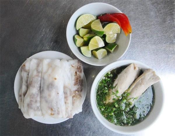Bánh cuốn Cao Bằng không chấm bằng nước mắm mà dùng ninh xương rất thơm và ngọt