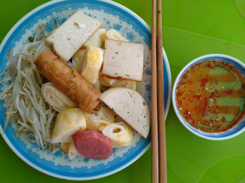 Bánh cuốn thịt nướng vỉa hè