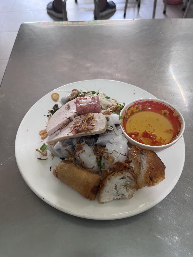 Bánh cuốn thịt nướng vỉa hè