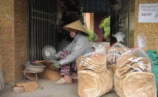 Người làm bánh phải thật sự khéo léo. Từ khâu ngâm gạo, xay bột thật mịn, tráng bánh thật khéo, rắc vừng đều tay, phơi bánh từng mặt thật cẩn thận, rồi đến nướng bánh trên bếp lửa than củi sao cho chín vàng nở đều.