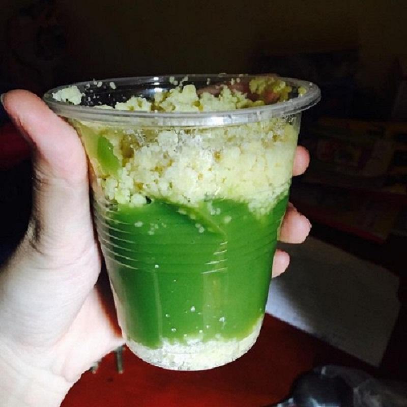 Bánh đúc sốt không thể thiếu đậu xanh.
