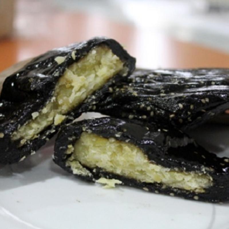 Thưởng thức từng miếng bánh gai thơm ngon, bùi ngọt mang hương vị quê hương cùng nhâm nhi tách trà xanh thì có lẽ không gì bằng