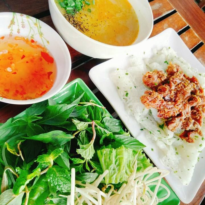 Bánh hỏi thịt nướng được bày trong đĩa vuông đẹp mắt