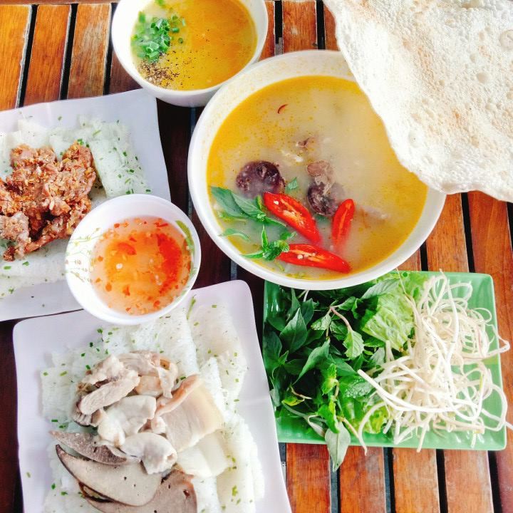 Phần ăn hoàn chỉnh bao gồm cả bánh hỏi lòng heo và thịt nướng, kèm với đó là cháo lòng và rau, còn có bánh tráng đặc sản miền Trung