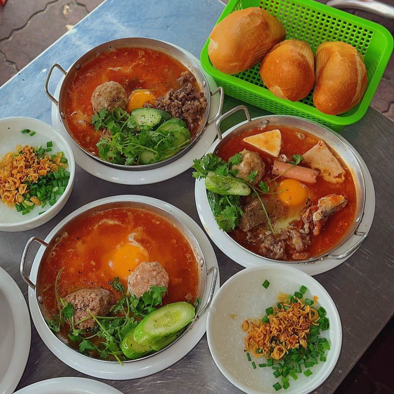 Bánh mì chảo Loan Kim có xíu mại thơm ngon, thịt bò mềm, trứng ốp la béo ngậy ăn kèm với một ít hành tây, dưa chuột cùng phần nước sốt sền sệt nóng hổi giúp cho món ăn đã thơm ngon lại càng hấp dẫn hơn nhiều.