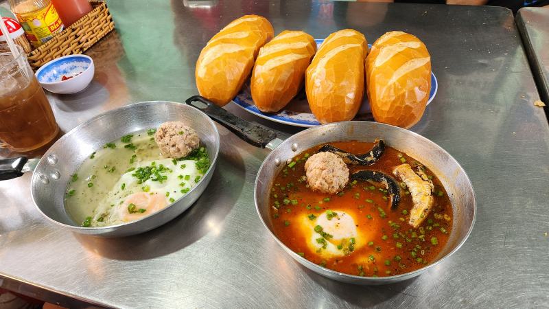 Chảo bánh mì xíu mại được trang trí đẹp mắt với phần nước sốt óng ả thơm ngon. Mỗi phần bánh mì chảo Tú Xương gồm 1 ổ bánh mì ăn kém với chảo nhân gồm pate, thịt, trứng ốp la thơm nức mũi và đặc biệt là sốt nước chấm đậm đà, béo ngậy nhìn thôi cũng đã thấy thèm.