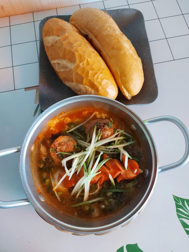 Tất cả các nguyên liệu để làm bánh mì đều được quán đặt mới mỗi ngày vì vậy đảm bảo sự tươi mới và chất lượng cho từng món ăn. Bánh mì chảo tại đây được làm theo kiểu truyền thống với đầy đủ các topping thơm ngon, hấp dẫn.