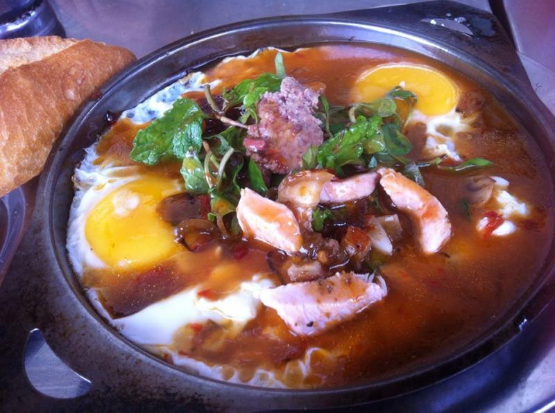 Bánh Mì Ốp La Heo Quay