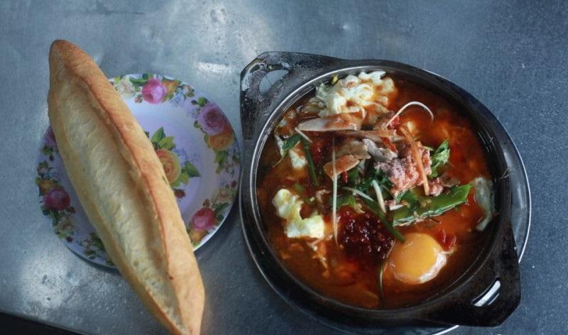 Bánh Mì Ốp La Heo Quay
