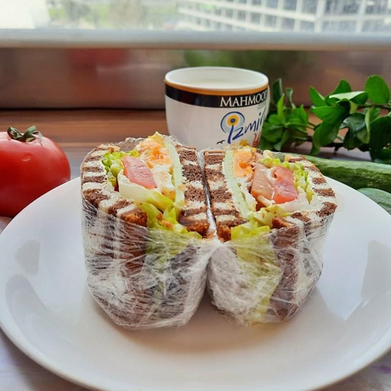 Bánh mì sandwich kẹp trứng và xúc xích