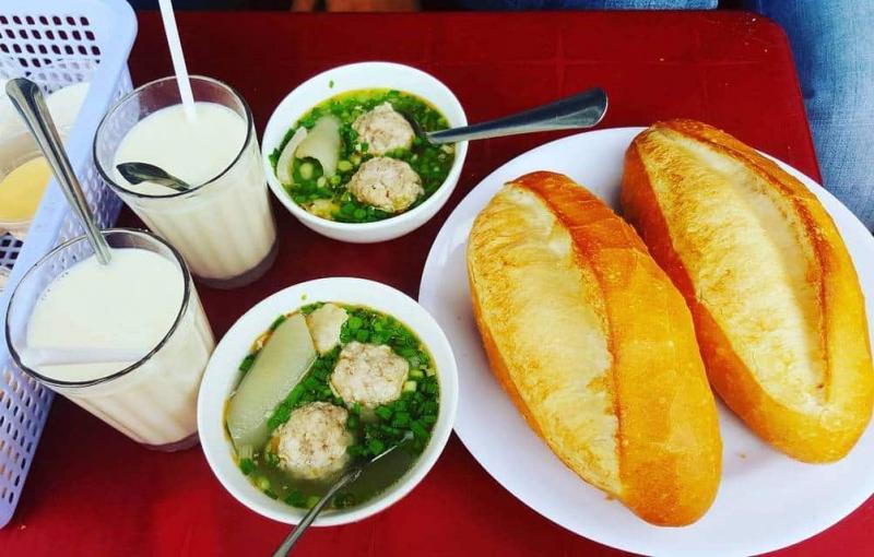 Môt phần bánh mì sẽ ăn kèm với chén xíu mại nóng hổi,