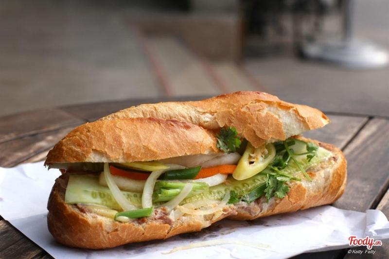 Bánh mì pate tại Bánh mì Nghé
