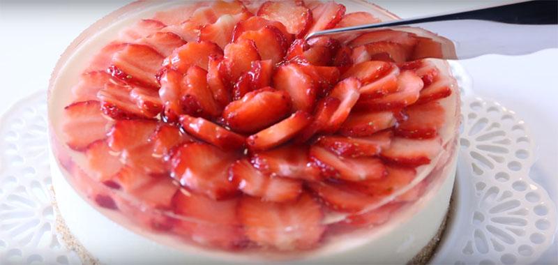 Bánh phô mai dâu hình cánh hoa
