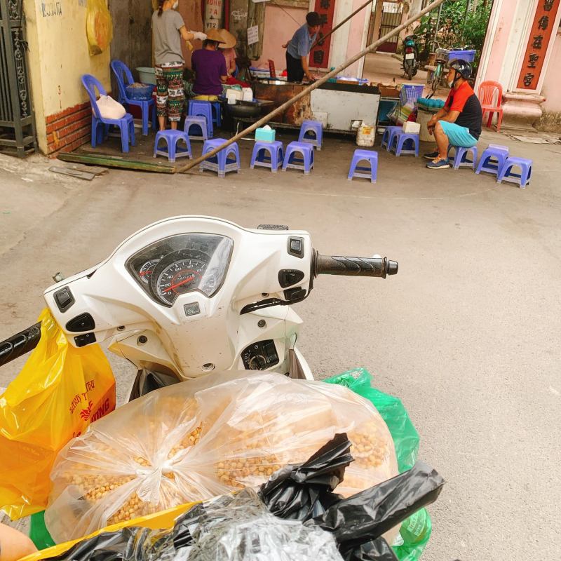 Quán ở vỉa hè với rìa đình ngay đầu ngõ