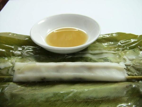 Khi mới luộc xong, chiếc bánh bốc khói nghi ngút, dậy mùi thơm của hành mỡ, ăn vào thấy mềm và rất vừa miệng.