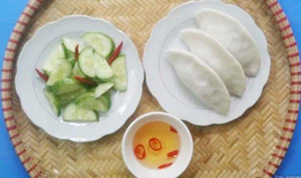 Bánh tài thường được ăn kèm dưa góp, nước chấm chua cay