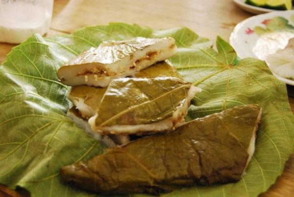 Bánh trứng kiến được làm từ trứng kiến đen, bột nếp và lá non của cây vả