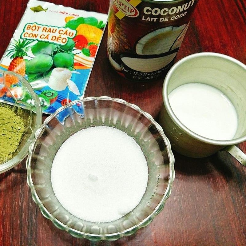 Bánh Trung thu rau câu vị dâu nhân trứng muối